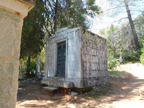 [Picture of Vintin mausoleum]